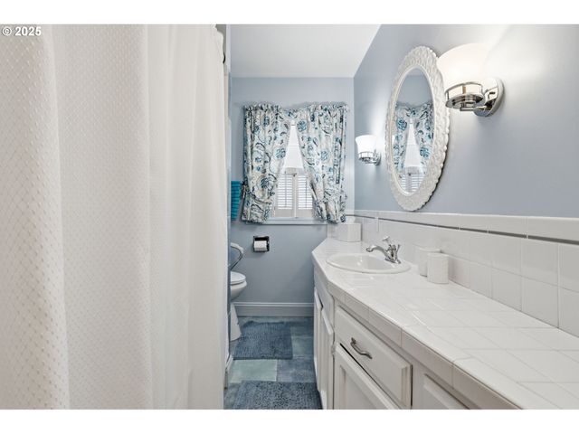 3194 Ne REGENTS Dr, Portland, OR 97212