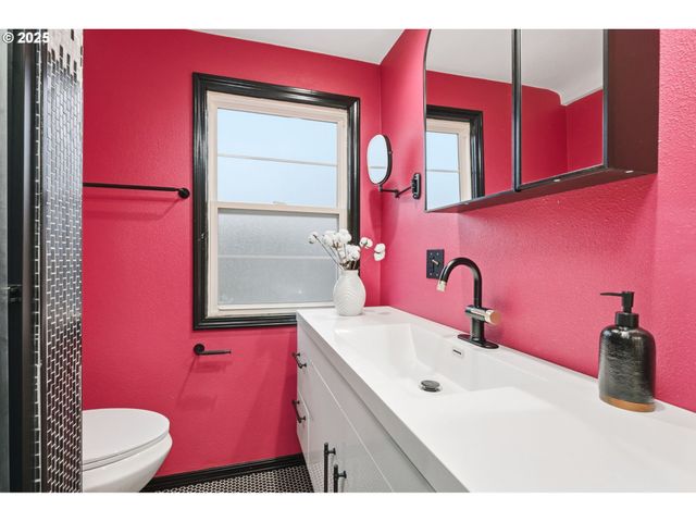 3194 Ne REGENTS Dr, Portland, OR 97212