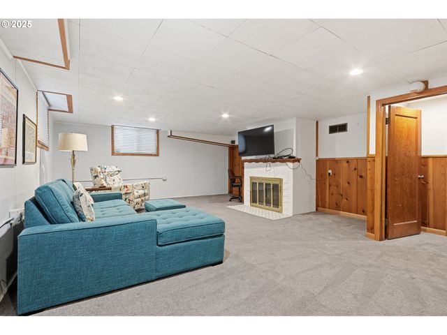 3194 Ne REGENTS Dr, Portland, OR 97212