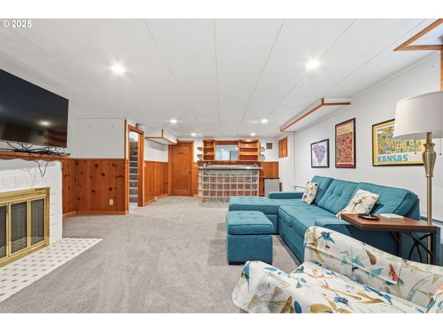 3194 Ne REGENTS Dr, Portland, OR 97212