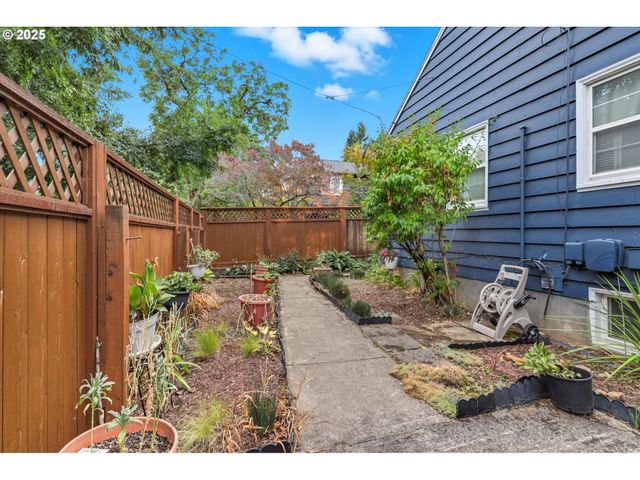 3194 Ne REGENTS Dr, Portland, OR 97212