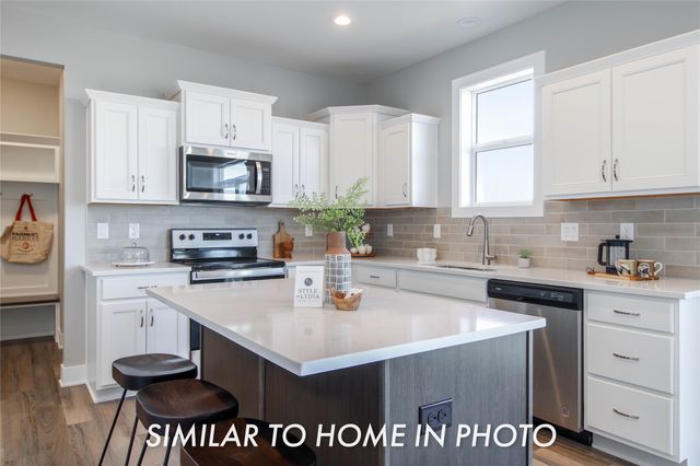 10118 NW 68th Avenue, Johnston, IA 50131