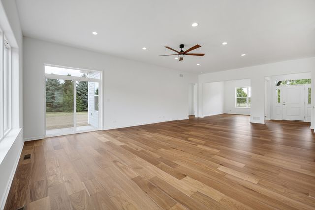 2907 Pioneer Oaks Drive, Ringwood, IL 60072