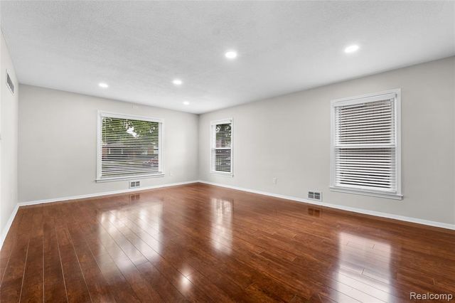 24561 Seneca Street, Oak Park, MI 48237