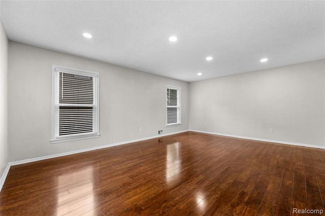 24561 Seneca Street, Oak Park, MI 48237