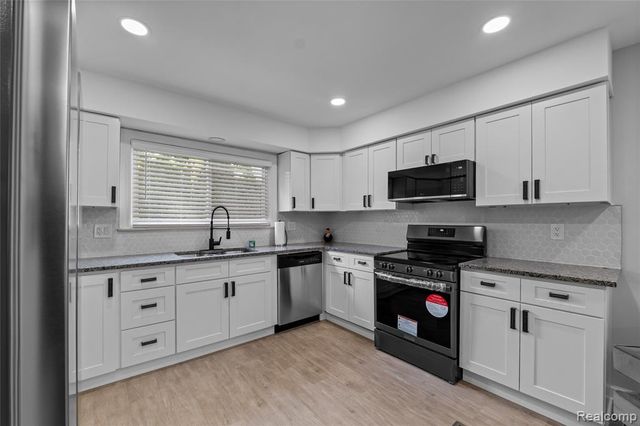 24561 Seneca Street, Oak Park, MI 48237