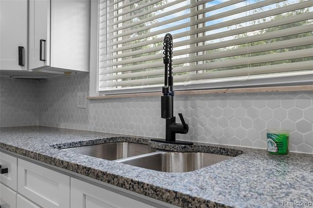 24561 Seneca Street, Oak Park, MI 48237