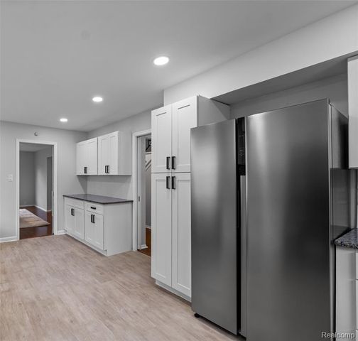 24561 Seneca Street, Oak Park, MI 48237