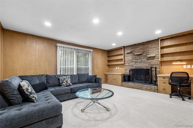 24561 Seneca Street, Oak Park, MI 48237