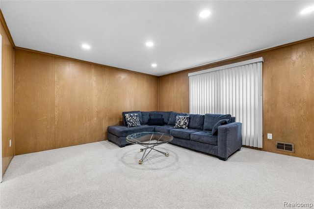 24561 Seneca Street, Oak Park, MI 48237