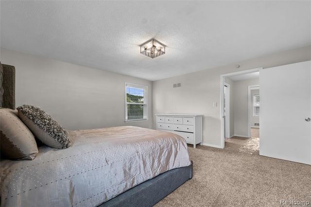 24561 Seneca Street, Oak Park, MI 48237