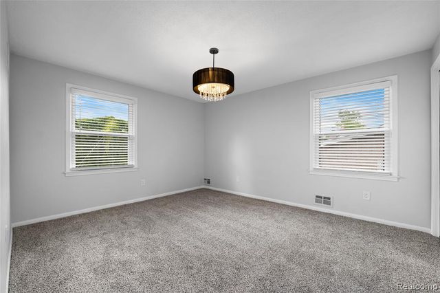 24561 Seneca Street, Oak Park, MI 48237