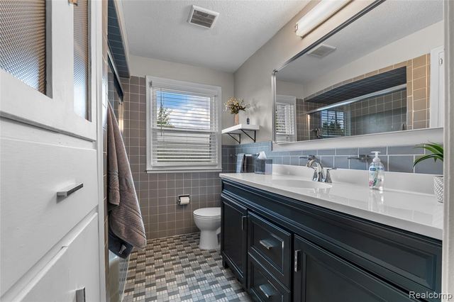 24561 Seneca Street, Oak Park, MI 48237