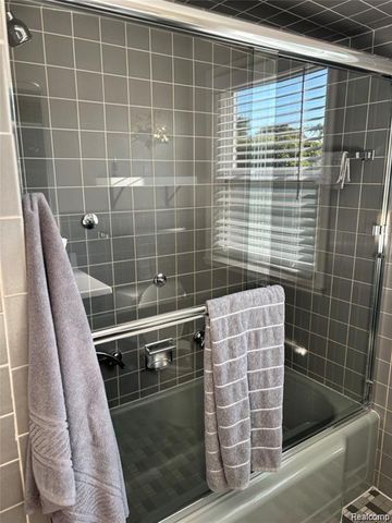 24561 Seneca Street, Oak Park, MI 48237