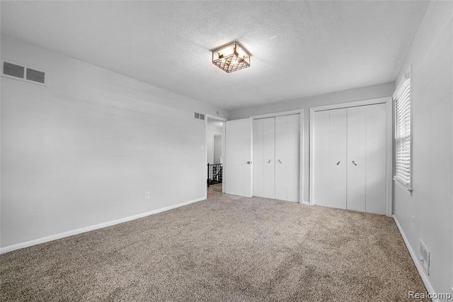 24561 Seneca Street, Oak Park, MI 48237