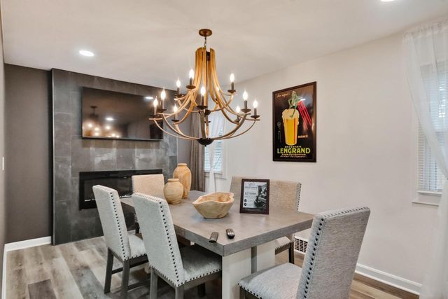 9251 W Swan CIRCLE, Milwaukee, WI 53225