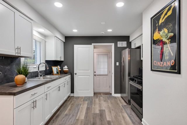 9251 W Swan CIRCLE, Milwaukee, WI 53225