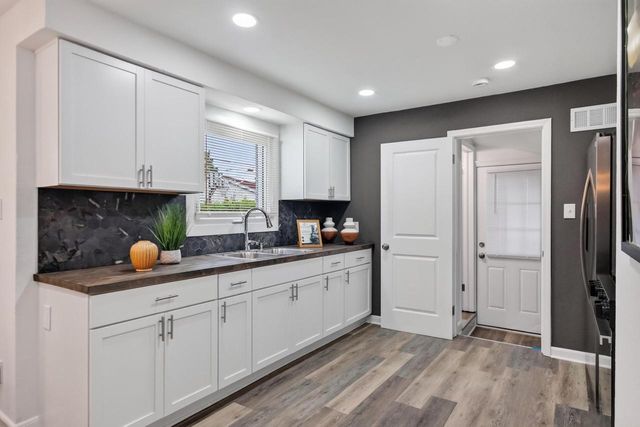 9251 W Swan CIRCLE, Milwaukee, WI 53225