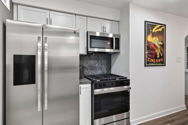 9251 W Swan CIRCLE, Milwaukee, WI 53225