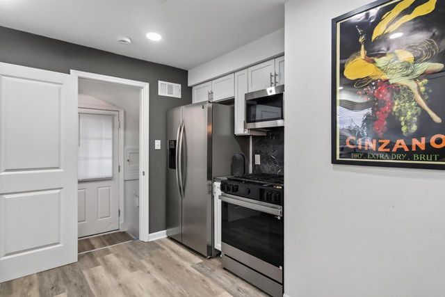 9251 W Swan CIRCLE, Milwaukee, WI 53225