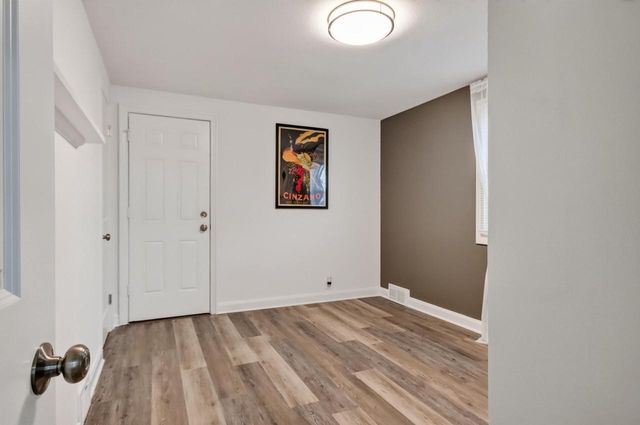 9251 W Swan CIRCLE, Milwaukee, WI 53225