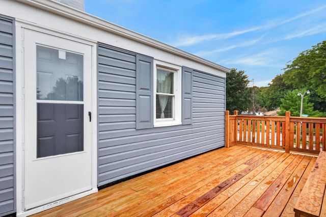 9251 W Swan CIRCLE, Milwaukee, WI 53225