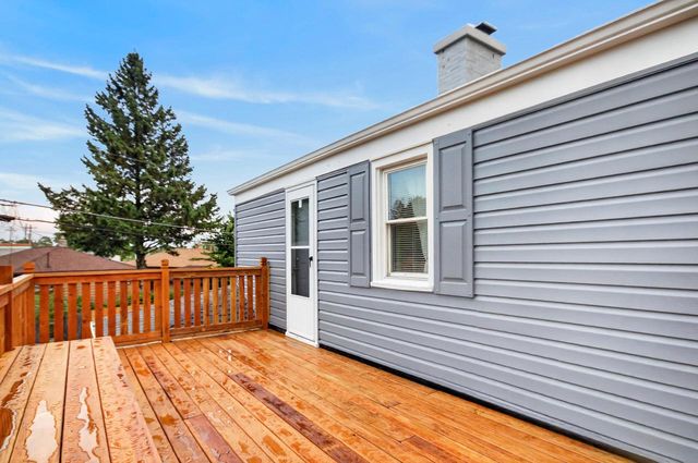 9251 W Swan CIRCLE, Milwaukee, WI 53225