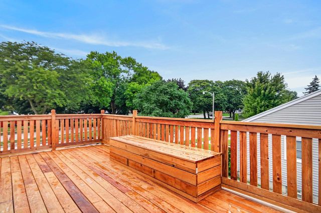 9251 W Swan CIRCLE, Milwaukee, WI 53225