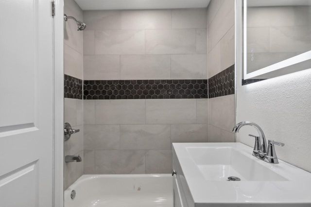 9251 W Swan CIRCLE, Milwaukee, WI 53225