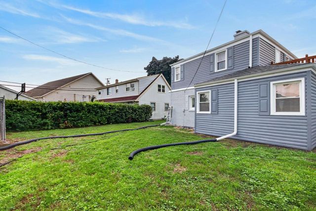 9251 W Swan CIRCLE, Milwaukee, WI 53225