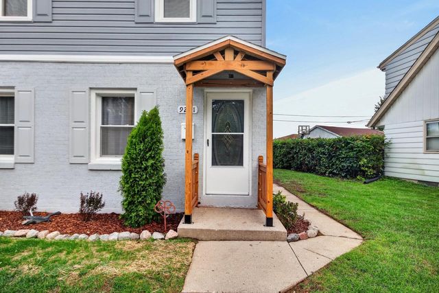9251 W Swan CIRCLE, Milwaukee, WI 53225