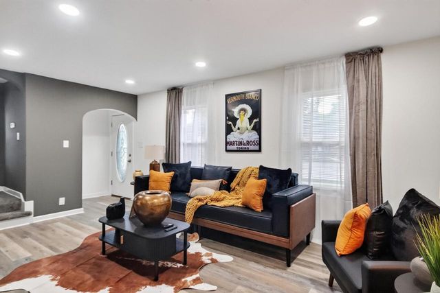 9251 W Swan CIRCLE, Milwaukee, WI 53225