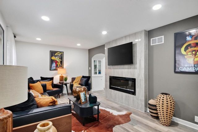 9251 W Swan CIRCLE, Milwaukee, WI 53225