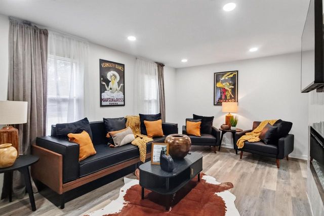 9251 W Swan CIRCLE, Milwaukee, WI 53225