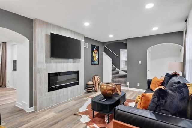 9251 W Swan CIRCLE, Milwaukee, WI 53225