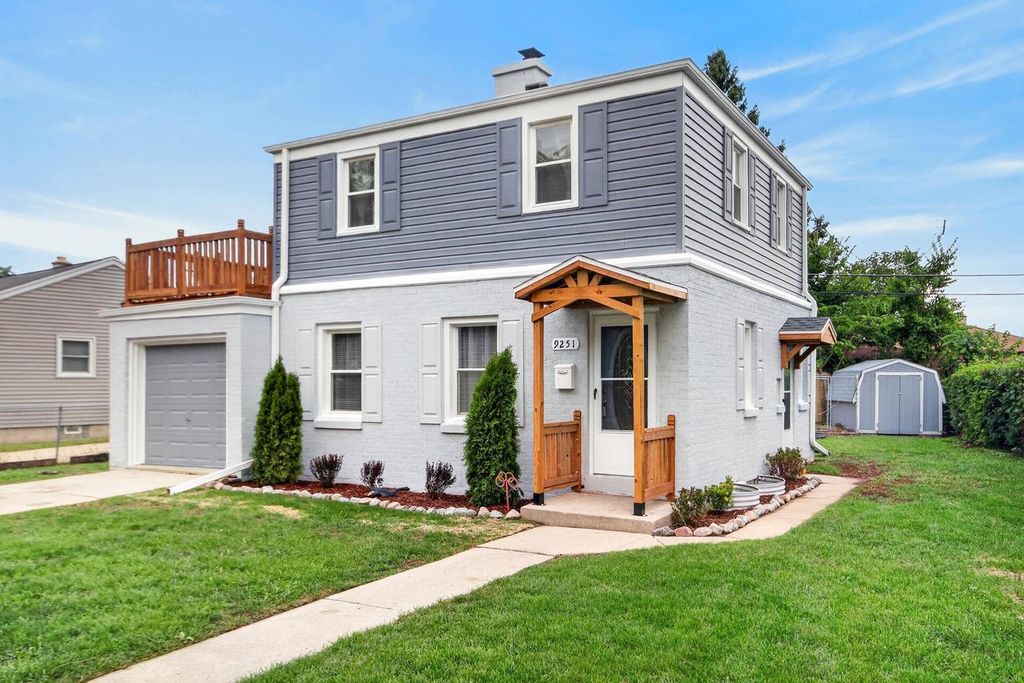 9251 W Swan CIRCLE, Milwaukee, WI 53225