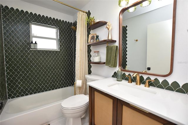 2022 HATTERAS POINT, Lakeland, FL 33813