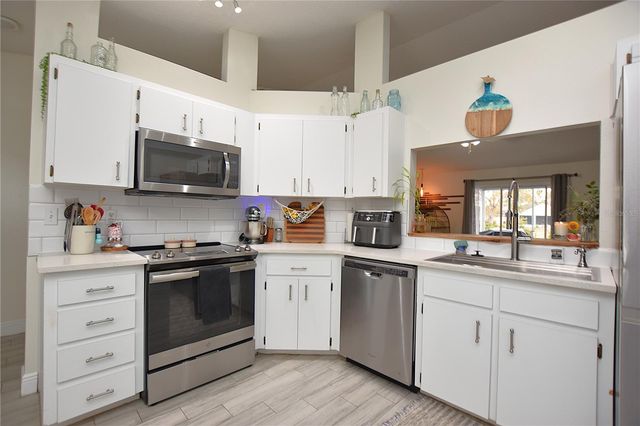 2022 HATTERAS POINT, Lakeland, FL 33813