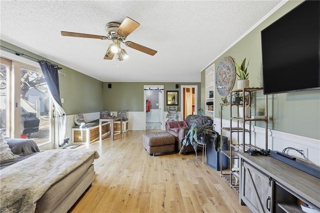 945 Redwood CIR, Virginia Beach, VA 23464