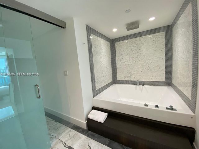 200 Biscayne Boulevard Way 4011, Miami, FL 33131