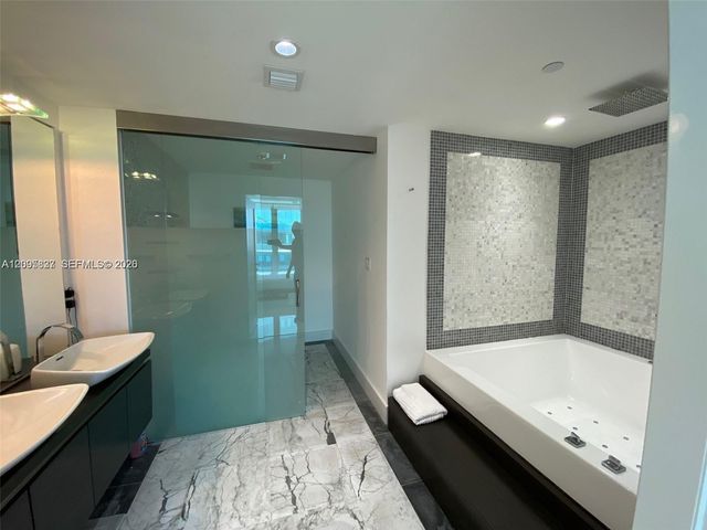 200 Biscayne Boulevard Way 4011, Miami, FL 33131