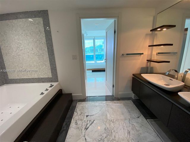 200 Biscayne Boulevard Way 4011, Miami, FL 33131