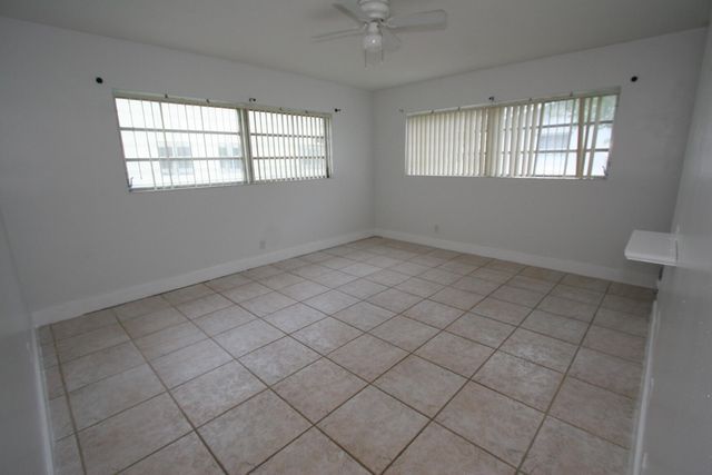 1040 CRYSTAL LAKE Drive 1, Deerfield Beach, FL 33064
