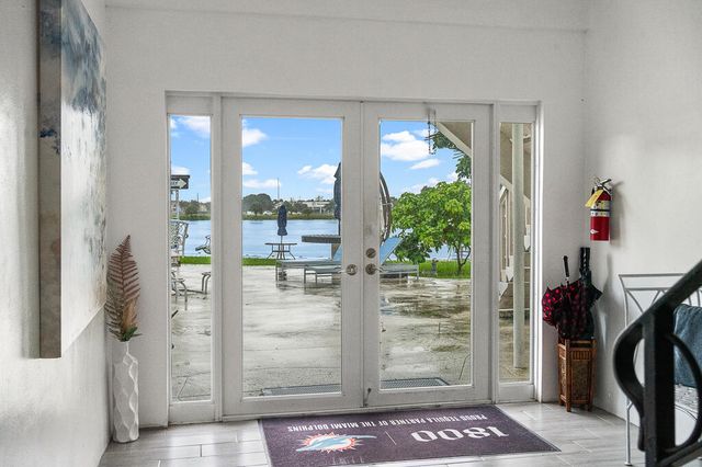 1040 CRYSTAL LAKE Drive 1, Deerfield Beach, FL 33064