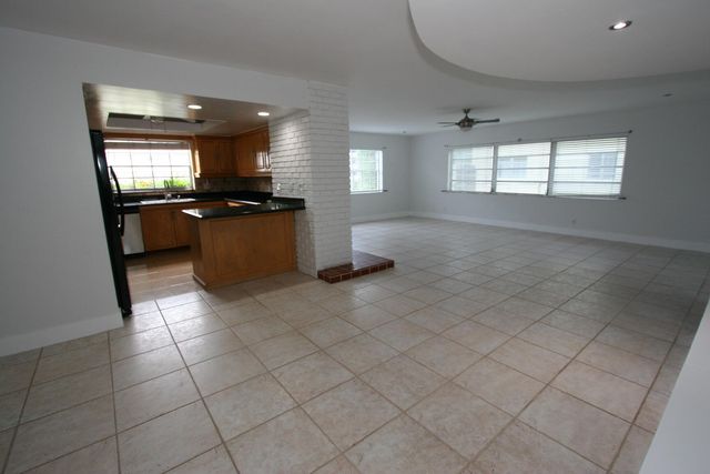 1040 CRYSTAL LAKE Drive 1, Deerfield Beach, FL 33064