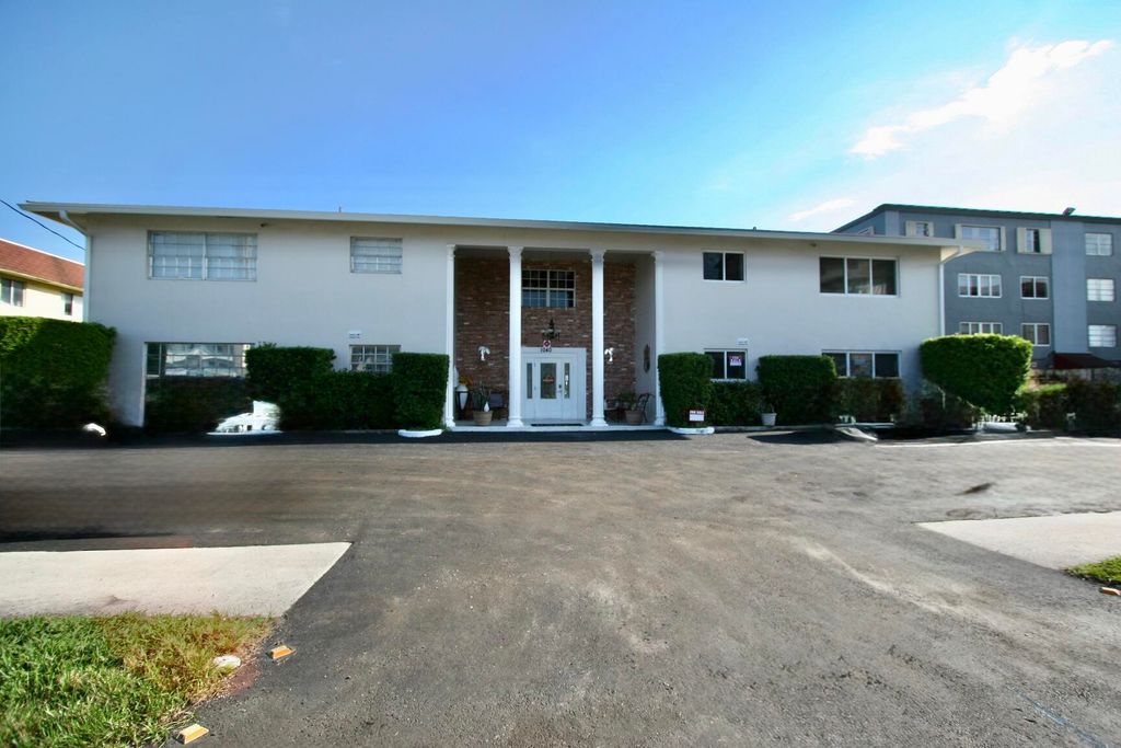 1040 CRYSTAL LAKE Drive 1, Deerfield Beach, FL 33064