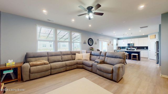 4025 White Pine Ln, La Grange, KY 40031