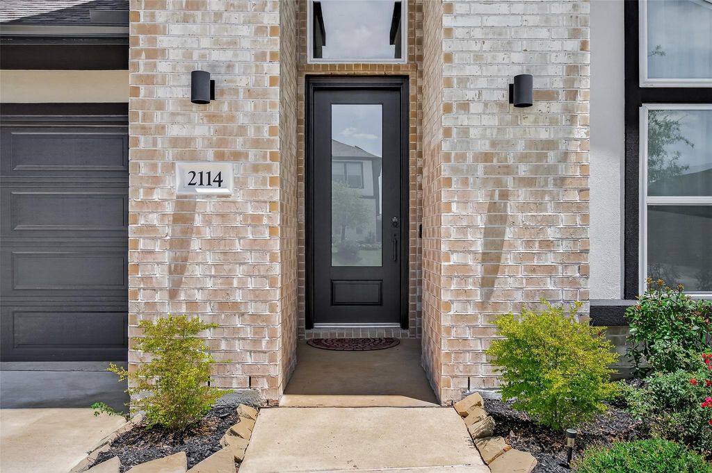 Image 5 of property listing at 2114 Cool Greens Street, Richmond, TX 77406