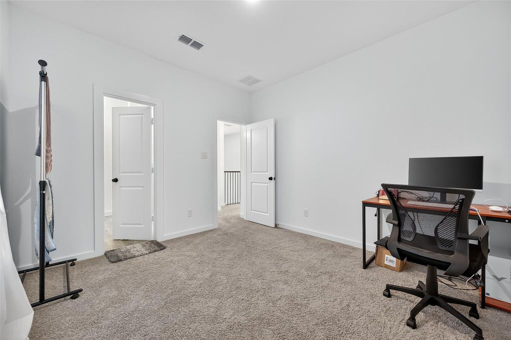 Image 8 of property listing at 2114 Cool Greens Street, Richmond, TX 77406