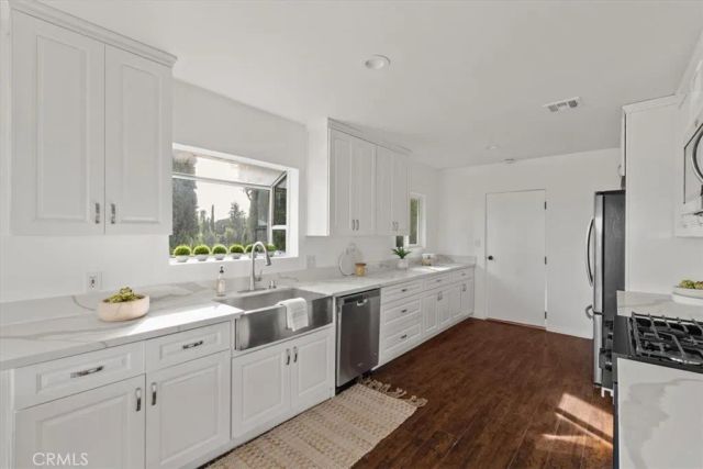 5160 Medina Road, Woodland Hills, CA 91364